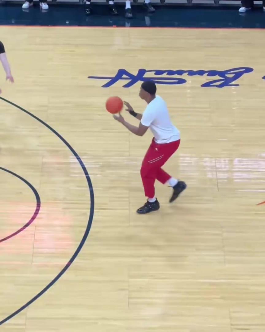 这哥们的投篮动作真是给我看笑了！动作延迟这么大啊