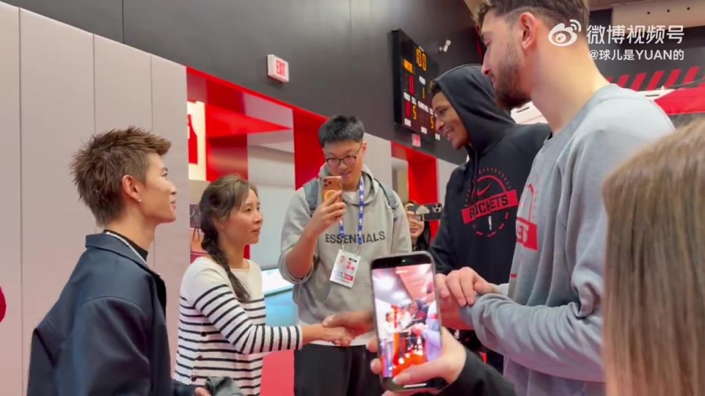 你俩认识?任嘉伦赛后和申京聊天,小史密斯还主动上前与其握手!