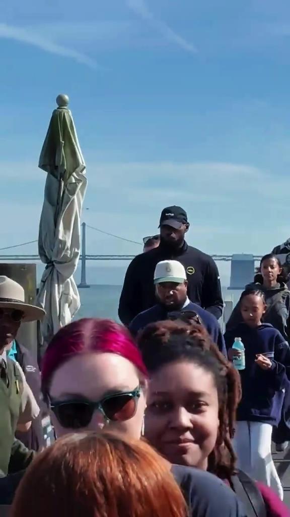 赛前遛娃～湖勇大战前，詹姆斯赛前带着女儿朱莉打卡金门大桥...