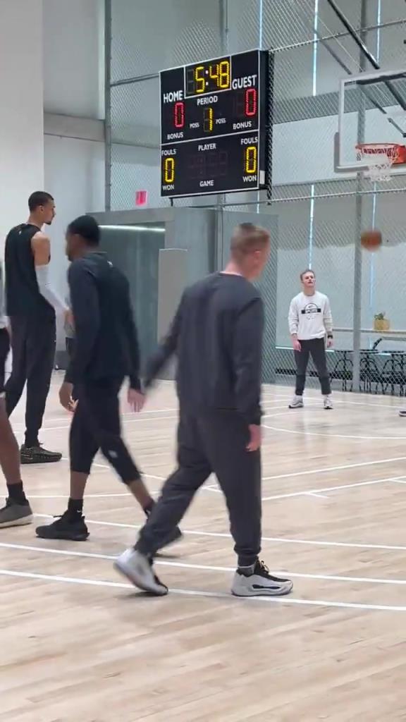 马刺签下普拉姆利，普拉姆利参加球队训练