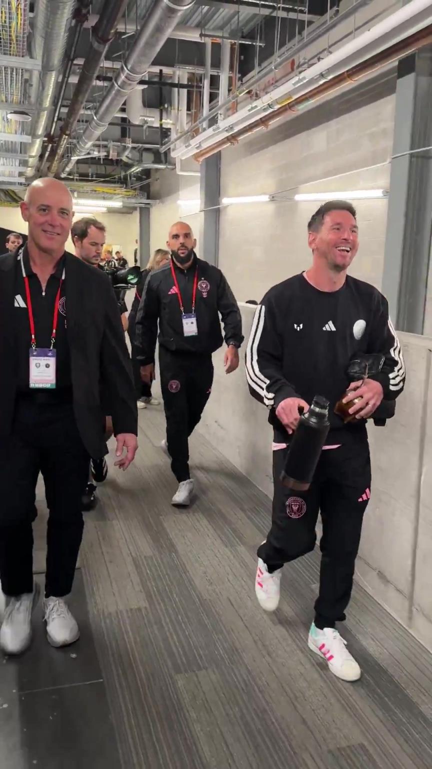 客场挑战奥兰多城！梅西抵达球场，保镖寸步不离！