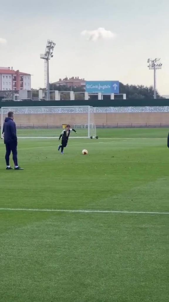 什琴斯尼儿子爆射老爹，弗里克在一旁很享受这场较量！