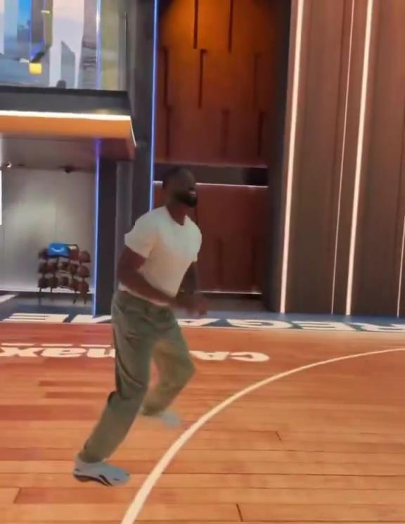 状态保持得很好啊韦德在演播室小试中投轻松4中4