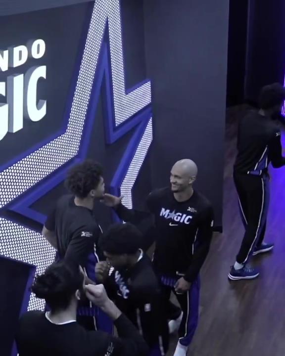 间接解决秃头困扰魔术萨格斯直接剃成光头了~