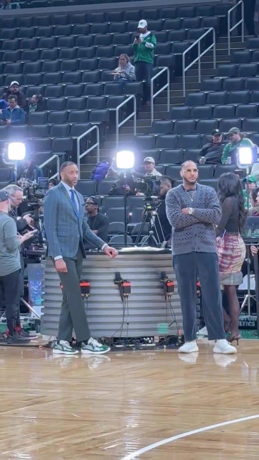 麦迪、安东尼认真观摩绿军热身~这俩估计手痒了吧