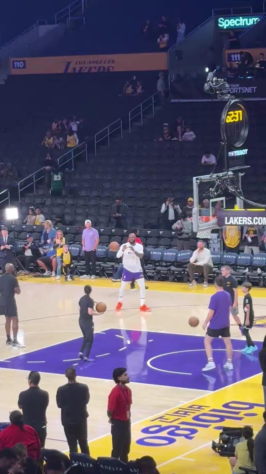 本场出战成疑！詹姆斯赛前热身投篮感受身体状态~