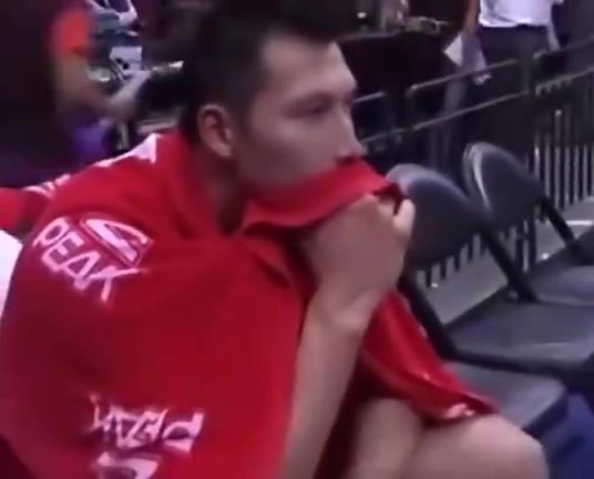 2013年亚锦赛，中国男篮曾惨败中国台北，阿联枯坐板凳沉默不语！