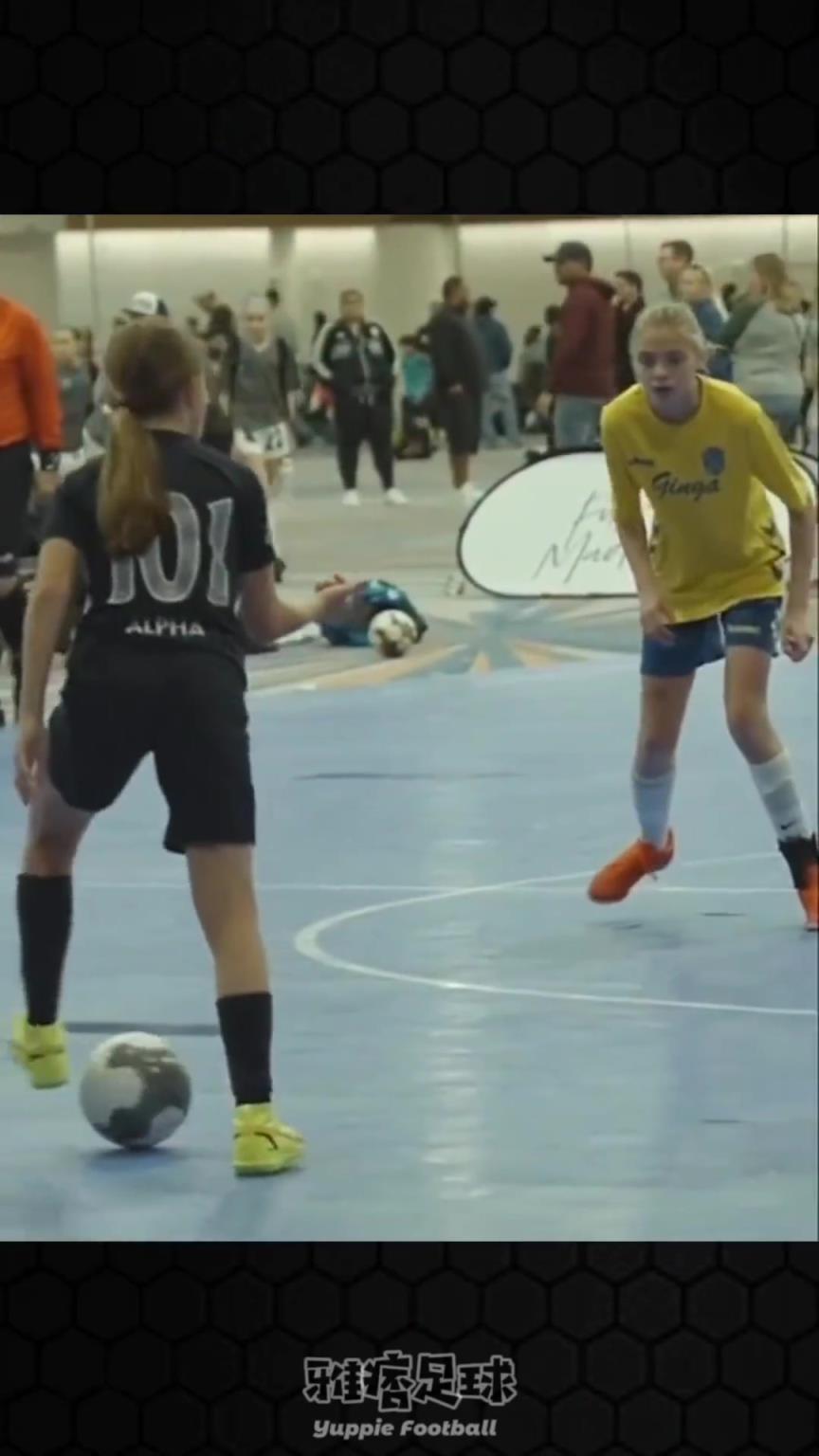 球场气质从小就练成了！此女以后必成大器！