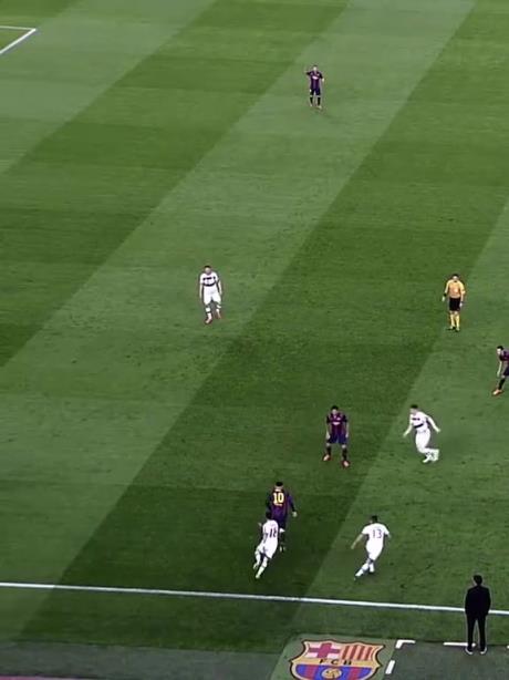 代表作！回顾15年对阵拜仁的梅西！遇事不决，把球给他！