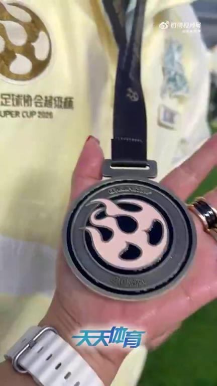 超级杯夺冠后，张稀哲四处找啤酒：啤酒呢？这不得喷一下~