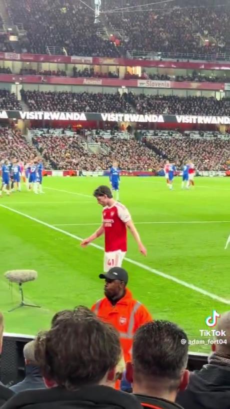 赖斯主罚角球时遭切尔西球迷辱骂，下一秒助攻队友破门