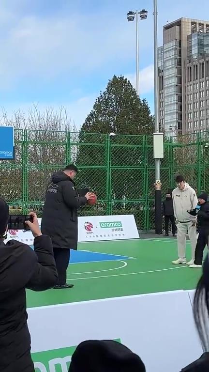 中国篮球的传承！此前姚明参加活动，助攻杨瀚森扣篮