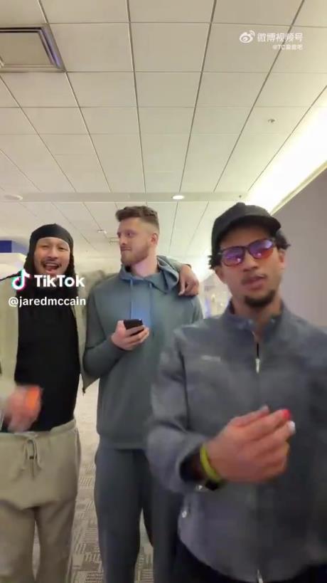 哈滕：我没准备好！麦凯恩拉着哈滕和杰林拍抖音，俩人不知所措