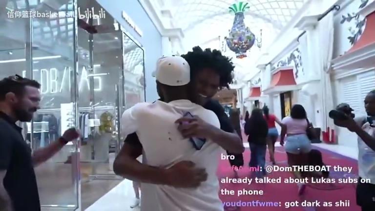 太巧了！去年欧文在赌城直播，偶遇阿门，然后向观众夸奖阿门