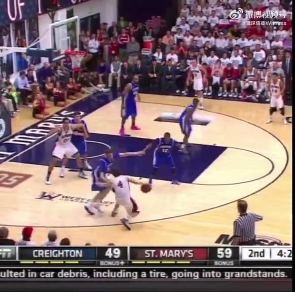 当年因为总决赛防库里出名的！大学时的德拉维多瓦是怎么打球的？