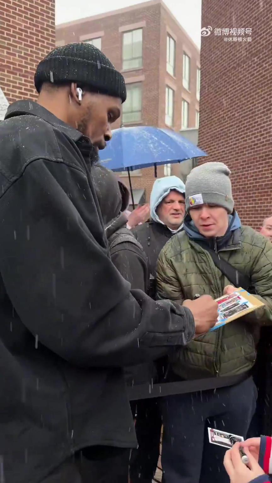 华盛顿还下雪了！雪中的杜兰特给球迷签名