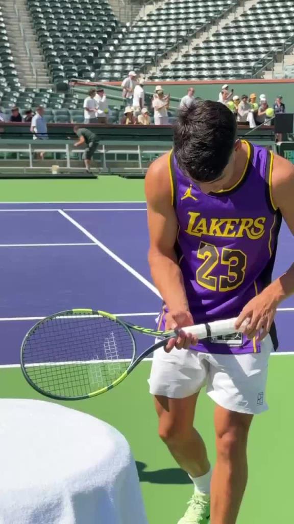 铁杆詹蜜世界第一阿尔卡拉斯再次穿上詹姆斯球衣热身~