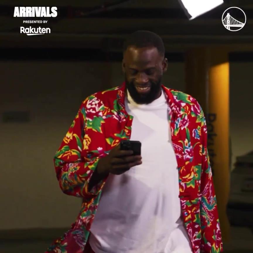 红配绿带派不追梦格林赛前竟穿东北大花袄入场！你哪个屯的？