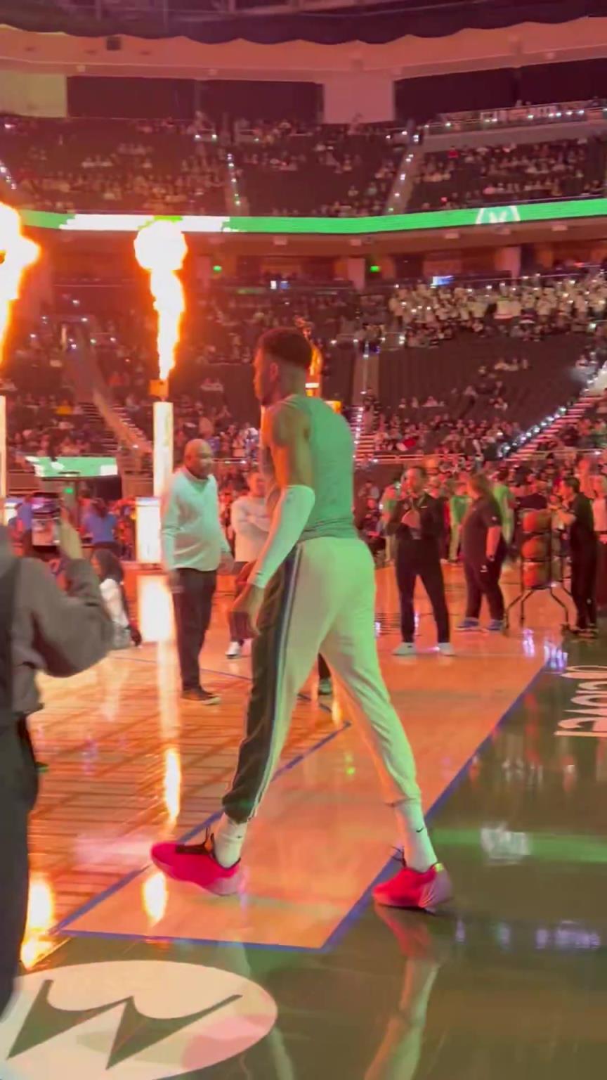 字母哥复出首秀登场雄鹿主场球迷欢呼鼓掌~