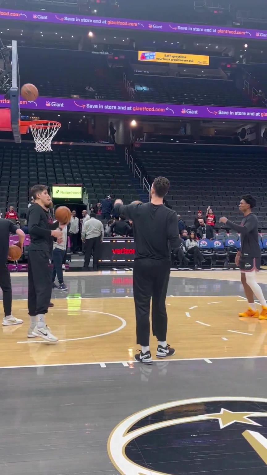 命中率好像不高近距离观摩申京&阿门练近筐抛投~