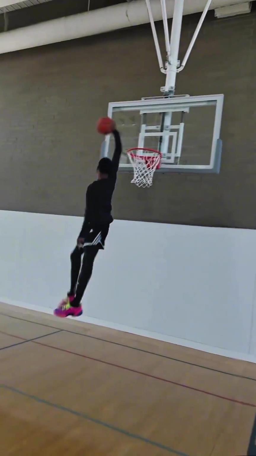 史诗级别扣篮！这一扣只能给50分！因满分上限只有50！