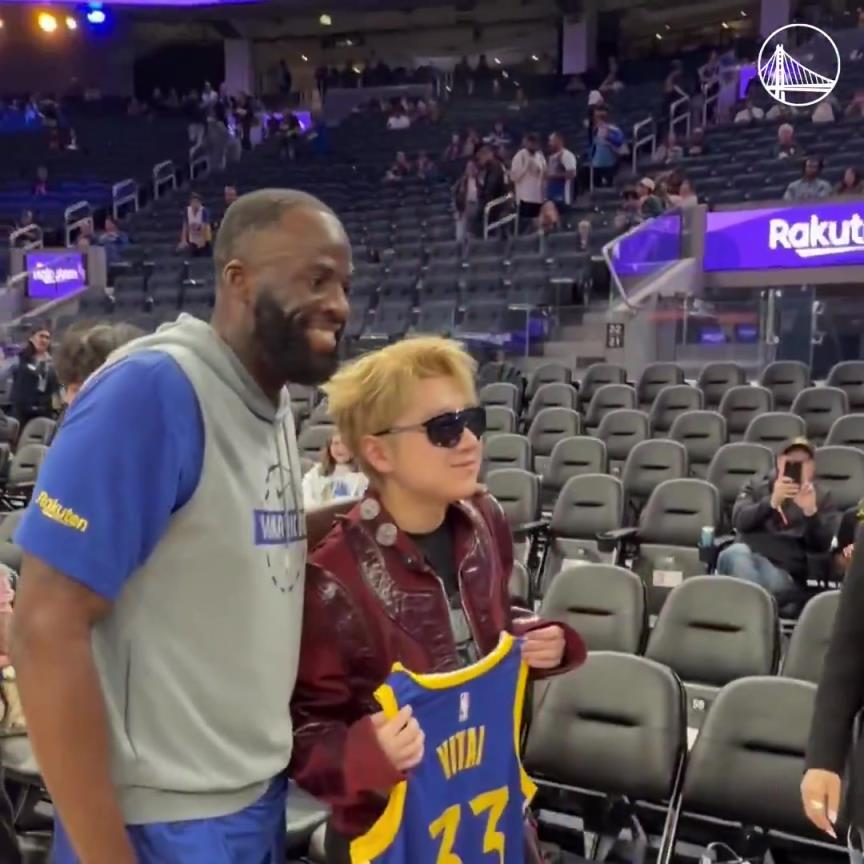 梦幻联动追梦格林与王以太互动合影~后者还获赠签名球衣！