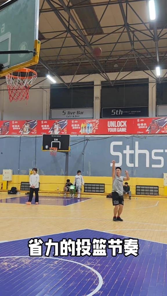吧友都是这样一段式投篮？借助起球抡臂的惯性顺势将球推出投篮