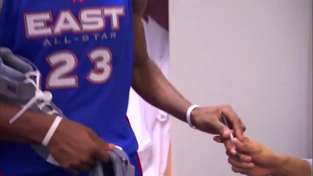 但是还是后生仔！回顾年轻的詹姆斯全明星更衣室收集签名！