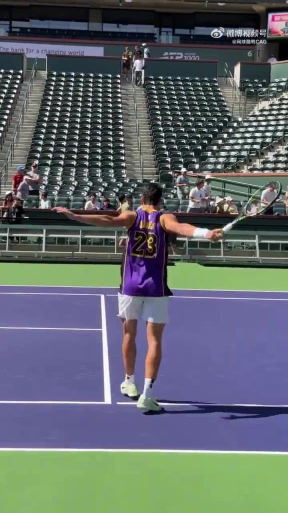 果然是铁杆詹密！阿尔卡拉斯参加大师赛，又身穿詹姆斯23号球衣