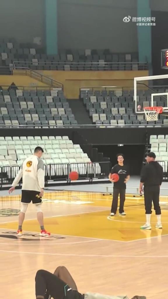 真是劳模啊！胡金秋从国家队回广厦后，没有休息，立刻开始了训练