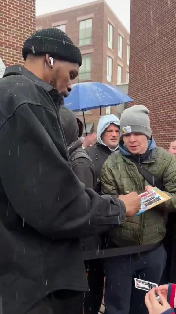 火箭奇才，杜兰特给在雪中等候的粉丝们签名❤️