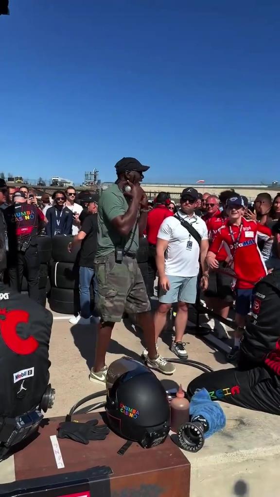 “这合影够吹一辈子～小球迷与GOAT同框～”