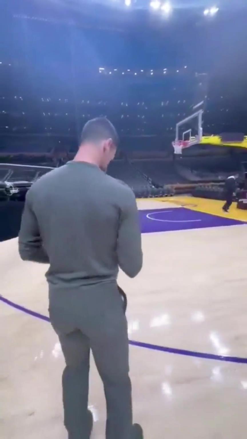 德约受邀到湖人球馆，完成了勒布朗标志性的三分球 ...