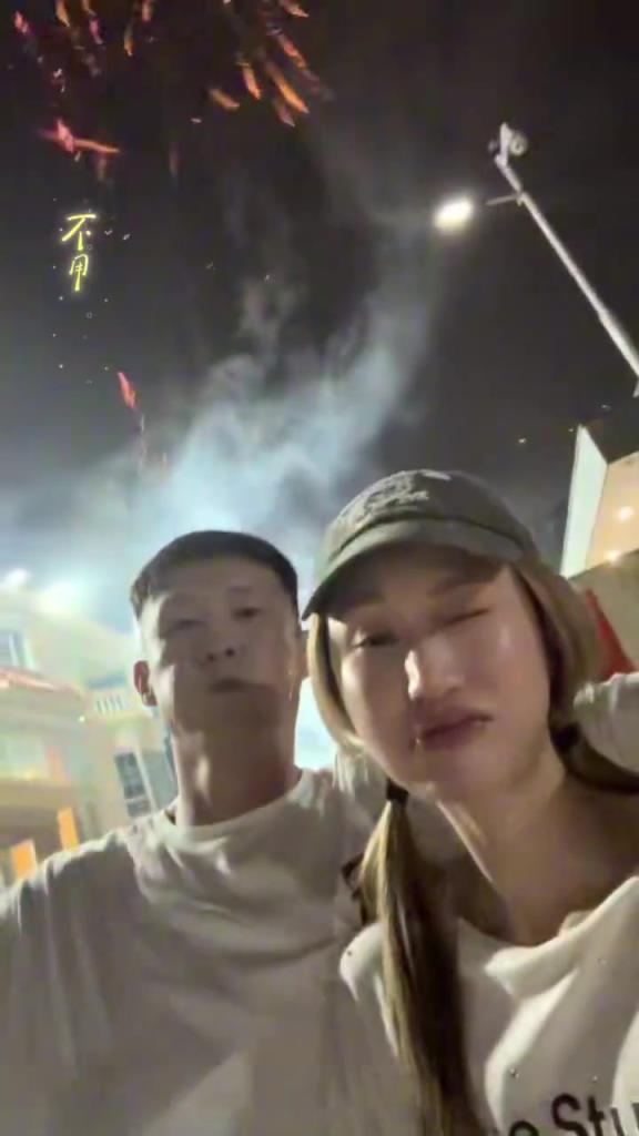 真是郎才女貌！周鹏和女友一同看烟花，欢度元宵~