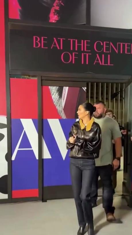 肯豆在的地方就是T台!这样貌身材走到哪都是焦点