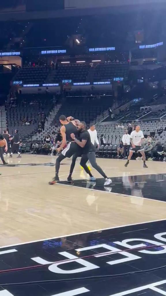 文班低位要球对抗训练！在这位置让他接到球，那对手真没辙了！