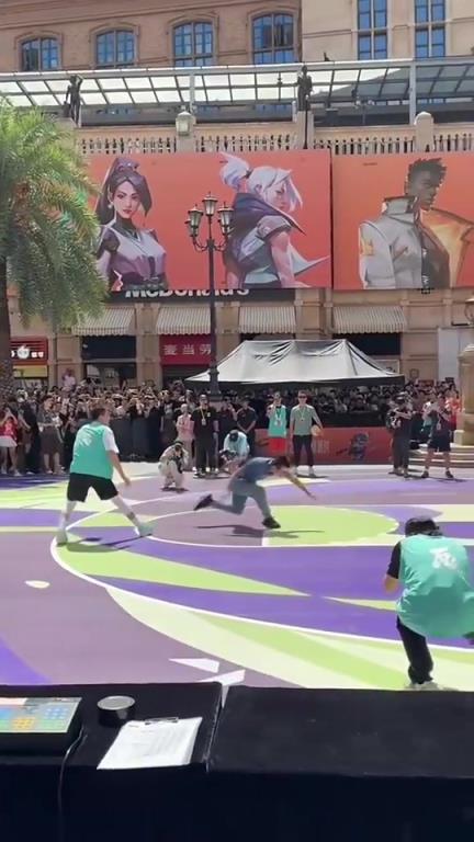 经典名场面！郭艾伦一个急停回拉，把徐静雨直接晃飞出去....