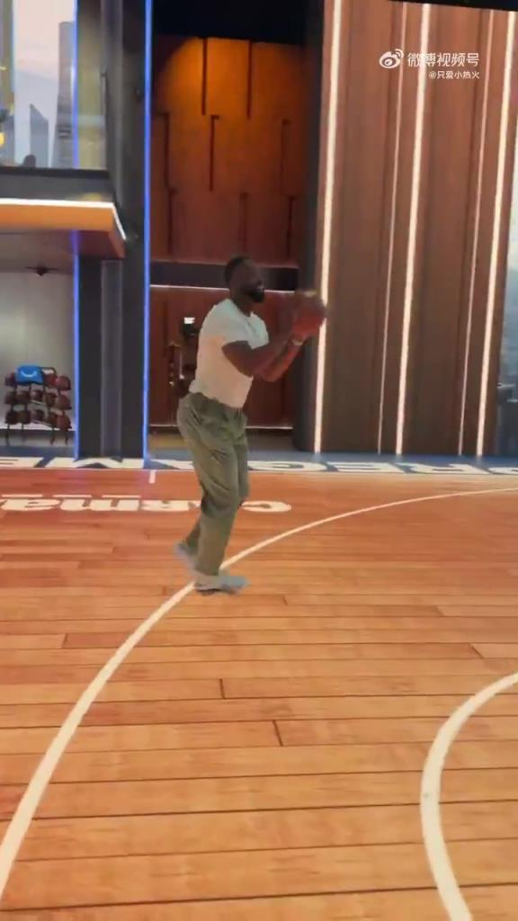 历史级得分手的投篮肌肉记忆！韦德在演播室秀起了投篮~