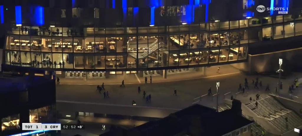 失望透顶！上半场还没结束，一些热刺球迷就已离开球场