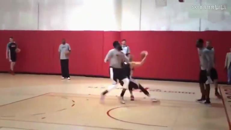单打哈登！名场面：火箭时期林书豪队内训练用脚步晃过哈登！