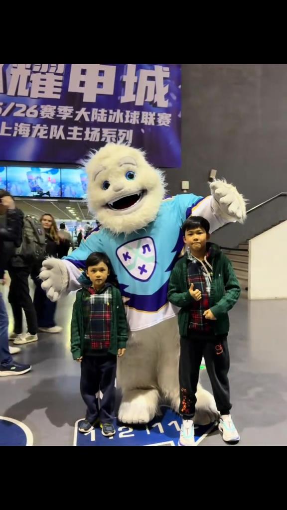 张琳芃爱妻社媒发布观看冰球比赛：好吧，我承认我就是来看帅哥的