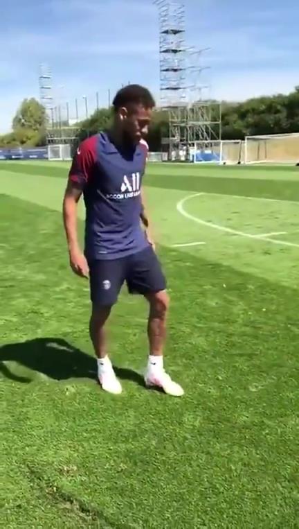 顺便排练一下庆祝动作！内马尔巴黎时期的任意球训练！