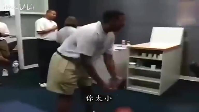 新秀姚明在火箭更衣室被调侃：现在在美国，我们都开下流玩笑！