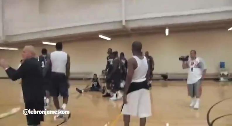 一切都是缘分！名场面：09年詹姆斯在训练营指导年轻的库里哈登！