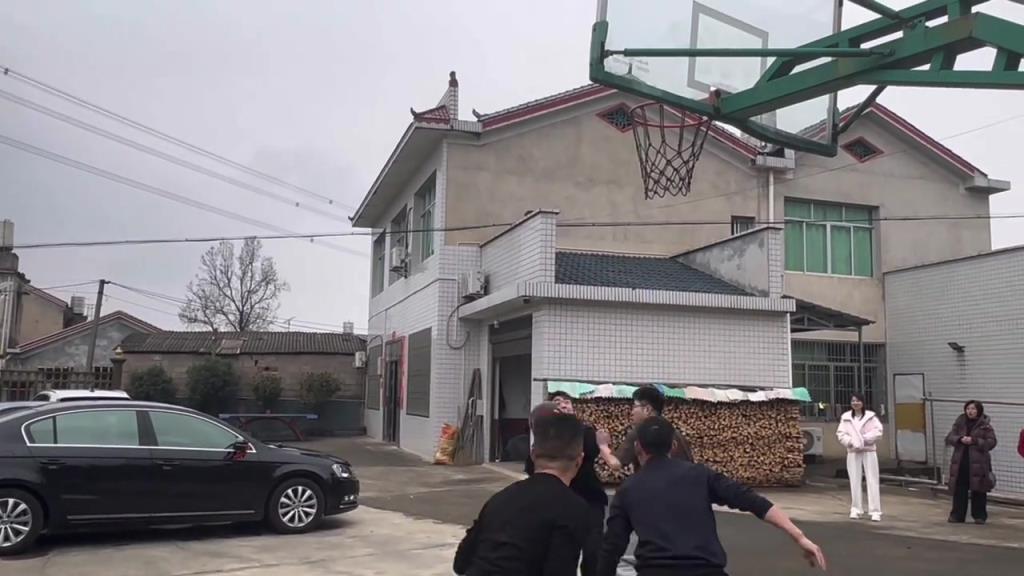 过年亲戚中能聚齐四五个打篮球高手 这是体育世家啊？