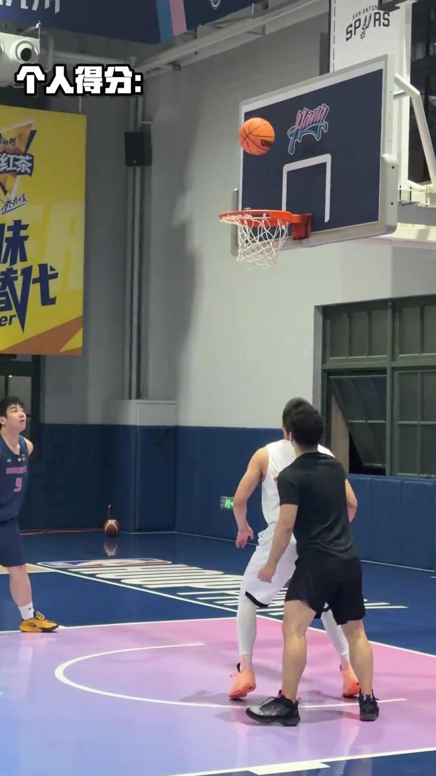 手感热了库里来了也得让一让？打篮球女生全场实战爆砍55分