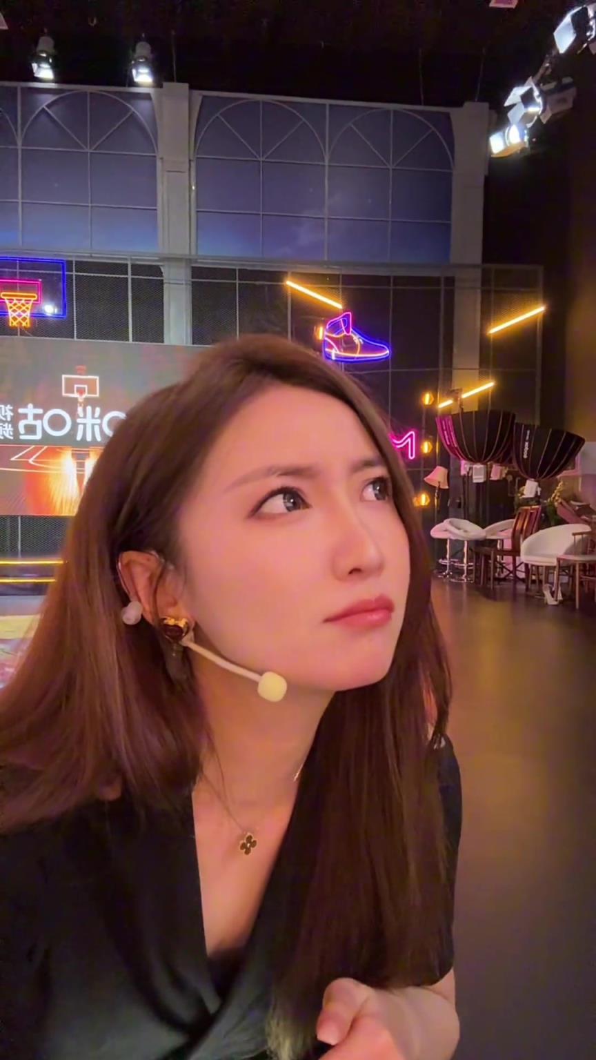 湖人女主播佳依吐槽：为啥换八村？最后一分钟太死亡了