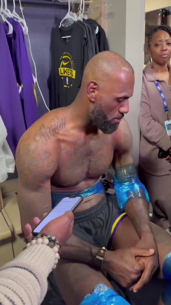 早日恢复！赛后詹姆斯对左肘进行冰敷！戴上了压缩护臂缓解不适！