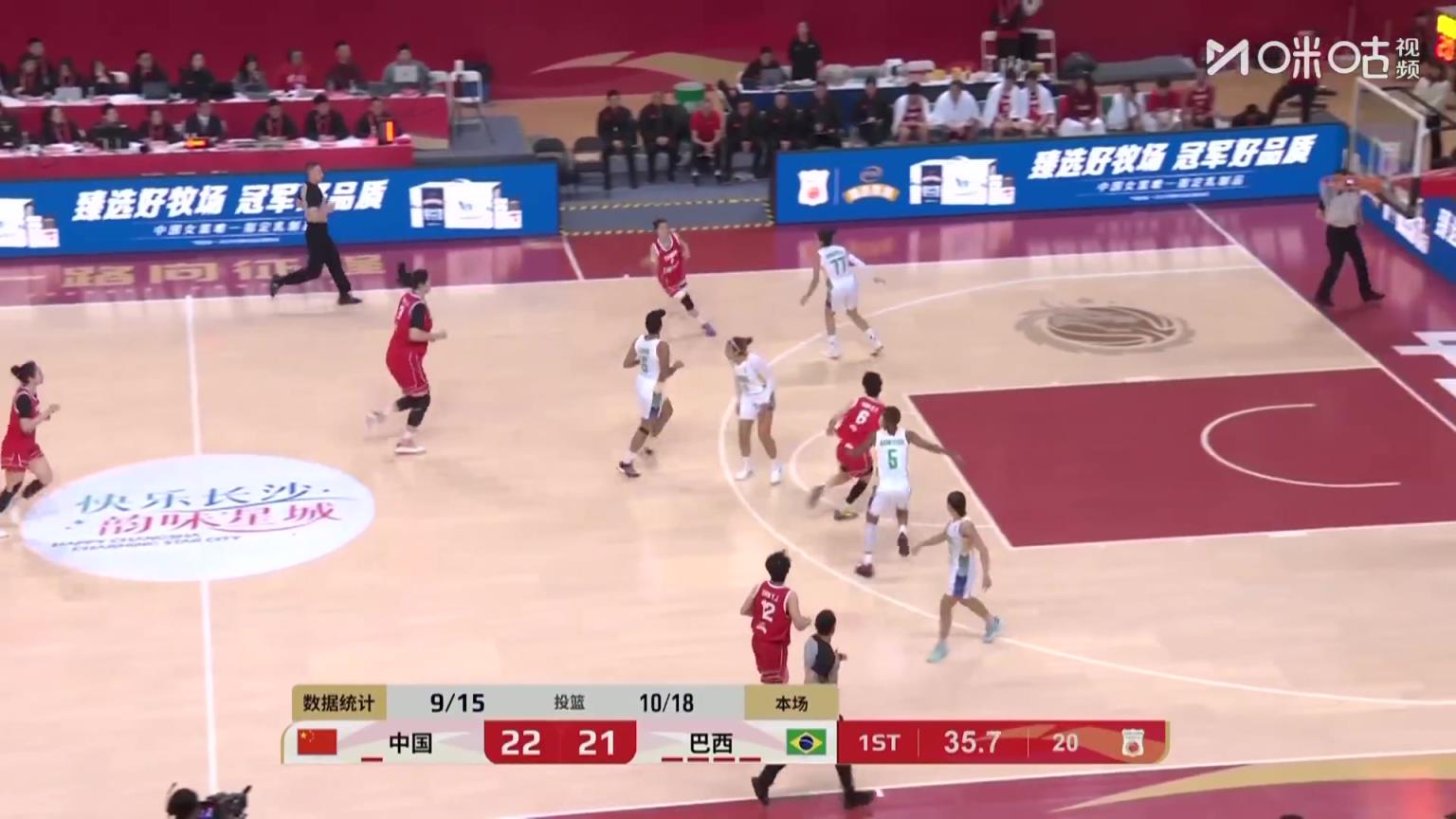 王思雨助杨舒予偷袭上篮 全场女粉丝瞬间一阵尖叫！