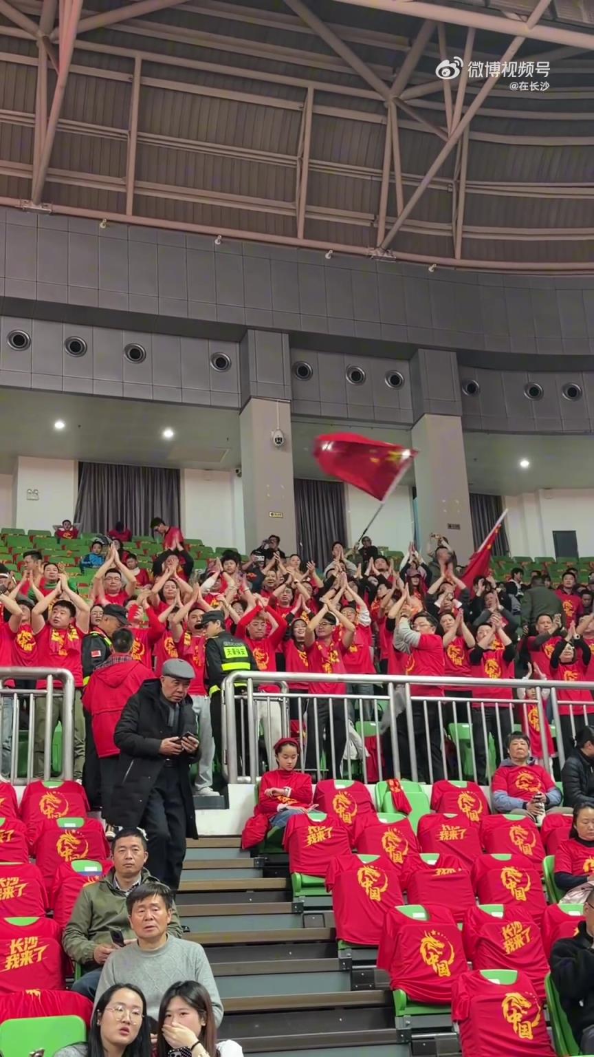 整齐划一！中国女篮热身赛现场 长沙球迷集体给杨舒予送生日祝福
